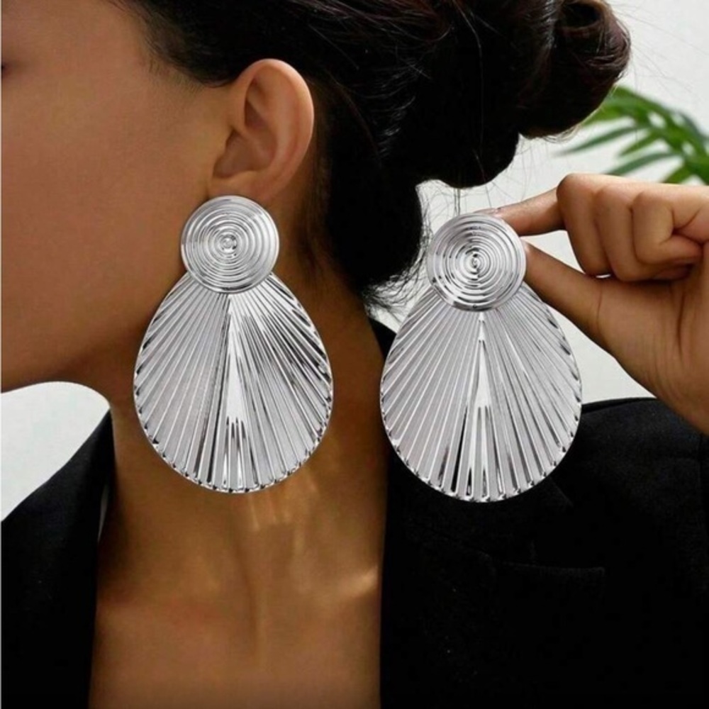 ✨NEW Elegant Silver tone fan  Statement Earrings